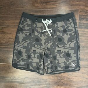 Vuori Cruise Men’s Board Shorts Size 32